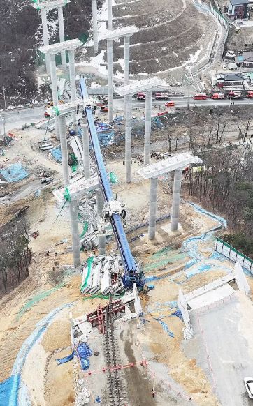 公路桥梁坍塌致4人遇难2人为中国人瓦力棋牌游戏坍塌瞬间曝光！韩国高速(图4)